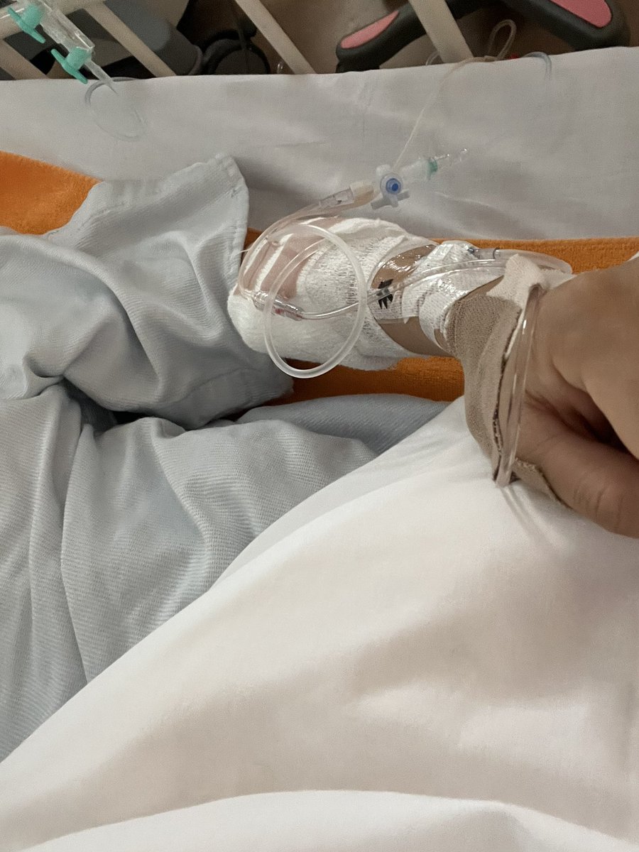 くも膜下出血でした
みんな、頭痛い時は救急車だよ
救急隊に偏頭痛に過換気と言われたから救急車乗らなかったけど、乗るんだよ。
奇跡的に何もなく、手術も無事に成功しました。
ただただ頭が痛い