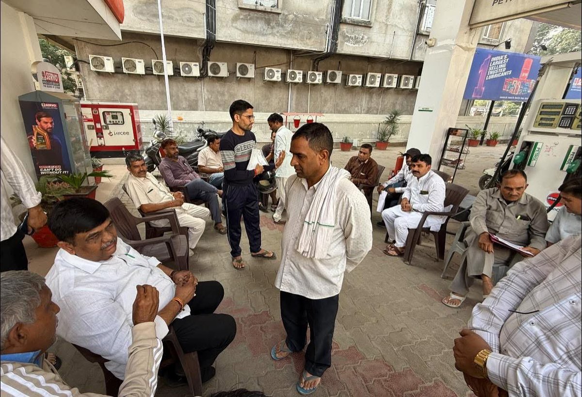 आज,#अलवर आवास पर पधारे आगंतुकों से मुलाकात कर परिवेदनाओं को सुना और शीघ्र निस्तारण हेतु अधिकारियों को निर्देश दिए।