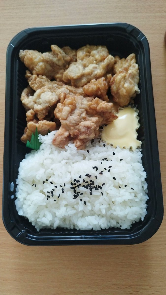 srcf729's tweet image. 今日のお昼ご飯
鶏肉の唐揚げ弁当🍱