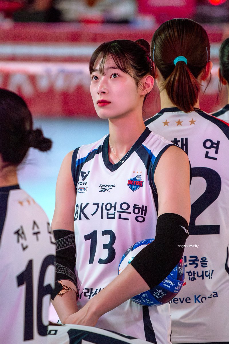 정관장 오프닝 영상 보고 있는 정민이가 너무 예쁘길래 홀려서 찍고 있었는데 옆에서 피떤여자가 정민이 예쁘다고 찍어달라고 해서 웃겼은 
#최정민