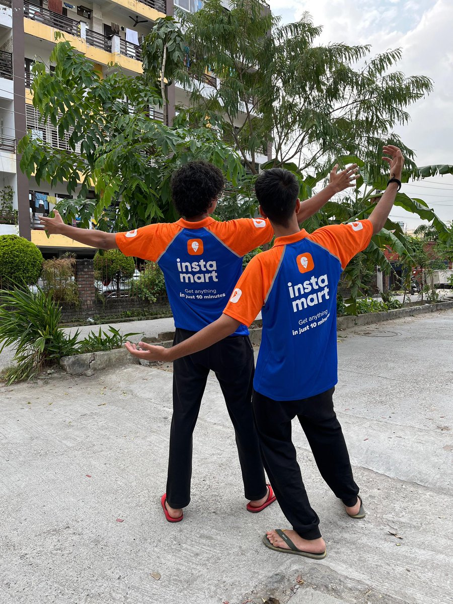 instamart_it's tweet photo. delivering orders with open arms  #HappyBirthdaySRK https://t.co/fwVIh0C0W3