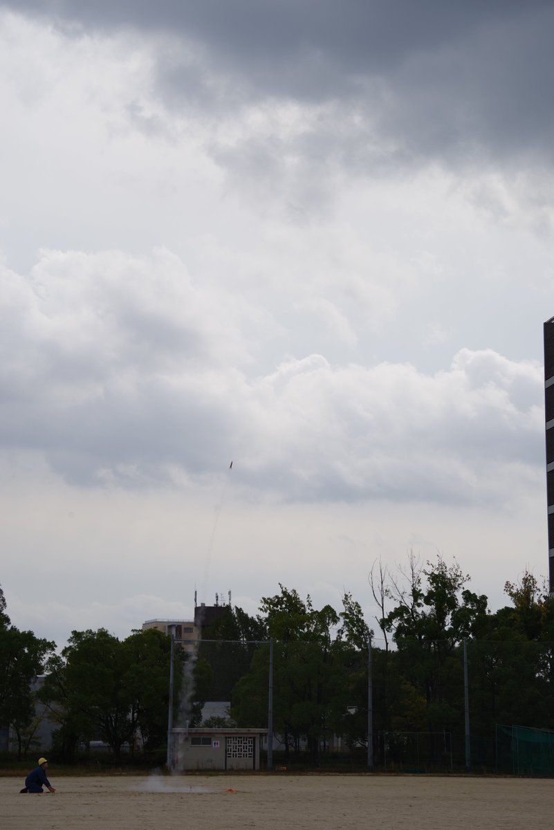 OMU_SSSRC's tweet image. 1回目と2回目のモデルロケット打ち上げ成功しました！！
#SSSRC
#白鷺祭
#COLOURS