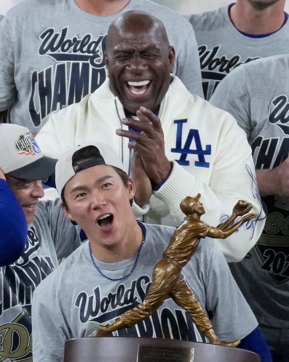 nba_room_a's tweet photo. 山本由伸の後ろにマジックジョンソン

満面の笑み💯💯 https://t.co/RJWdCj0ylY