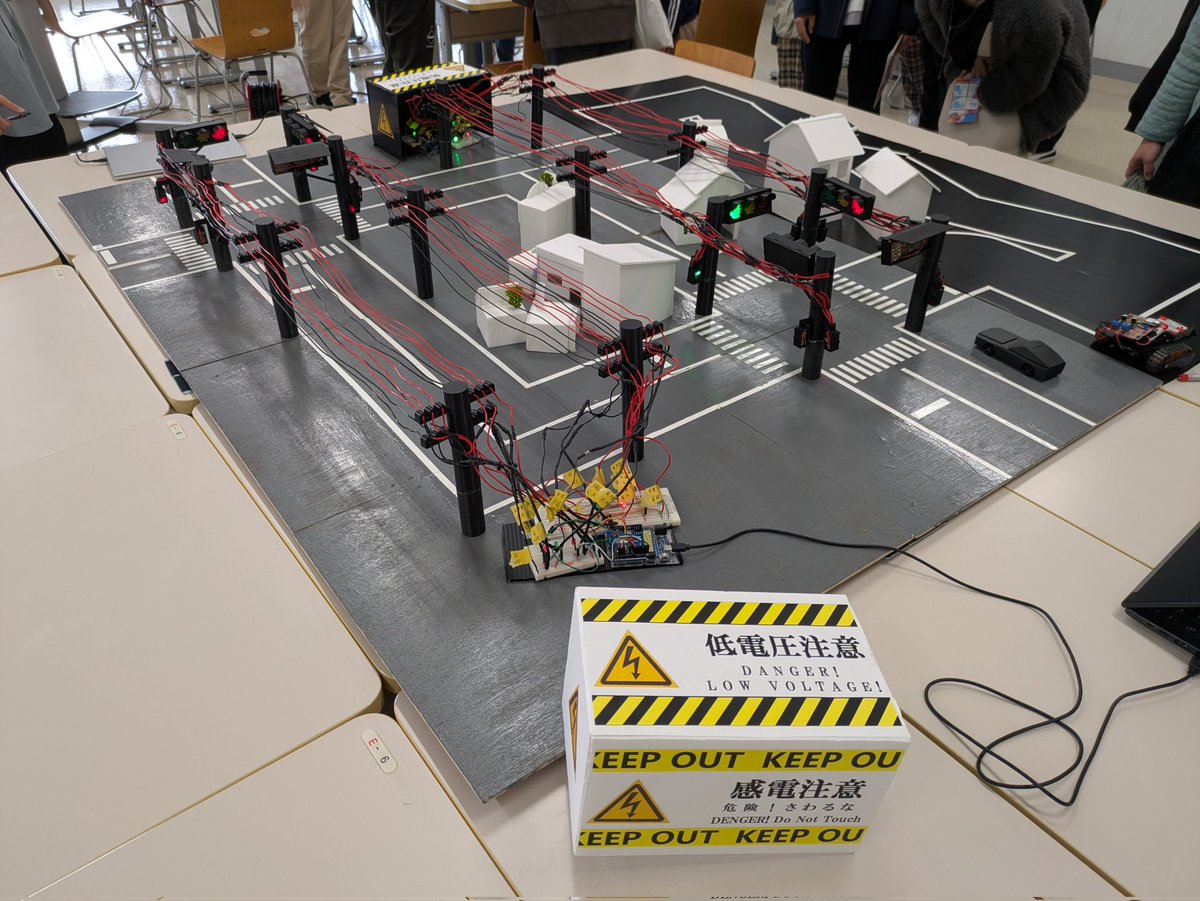 信号のプログラムとか作ってるらしい。