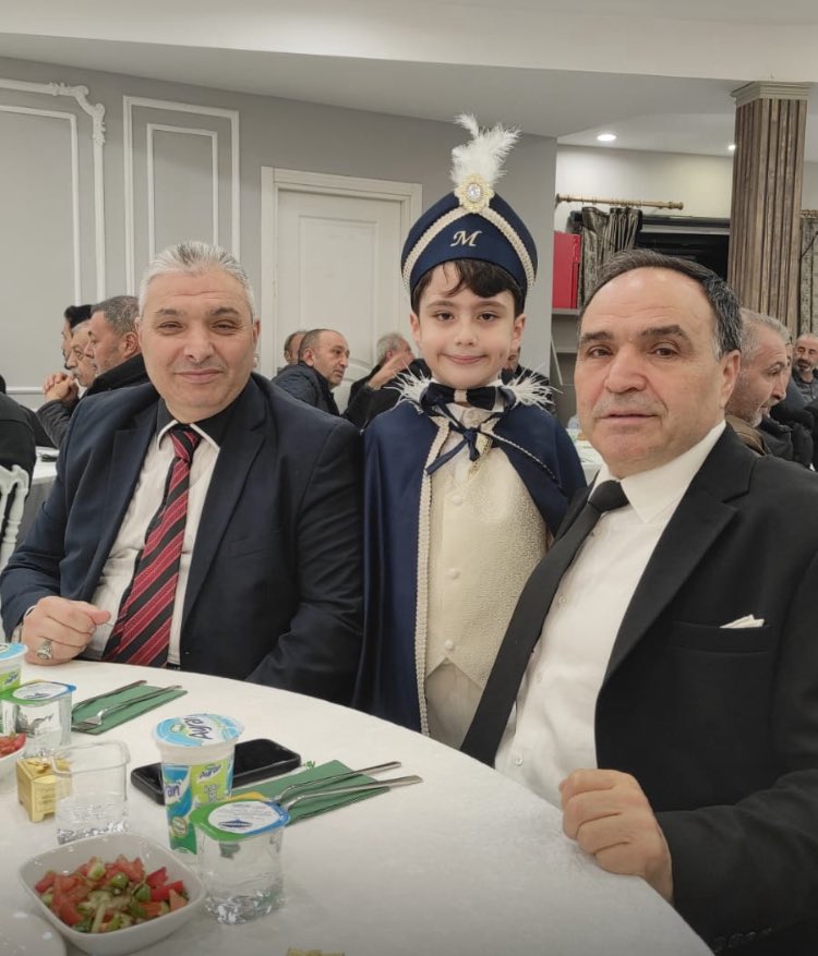 Esenlerimizin sevilen Esnaflarımızdan , Adem Mutlu’ nun Kıymetli Evladı , Mehmet Murat ‘ın Sünnet merasimine Katılım sağlayarak , Mutlu günlerine şahitlik ettik. Mevlam Mehmet Murat Mutlu ya , Sağlıklı huzurlu yaşamlar diler ve Allah yolunu ve Bahtını güzel ve Açık Eylesin.🧿