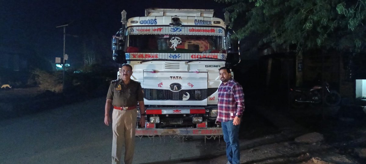 news21national's tweet photo. #Hamirpur : ओवरलोडिंग और अवैध परिवहन पर प्रशासन सख्त
#HamirpurNews #OverloadingAction #IllegalTransport #UPAdministration #CheckingDrive #UPNews #LatestNews #breakingnews #news21national @dmhamirpurup @hamirpurpolice @Uppolice @InfoUPFactCheck @KULDEEP_HMR @UPGovt @rangechitrakoot