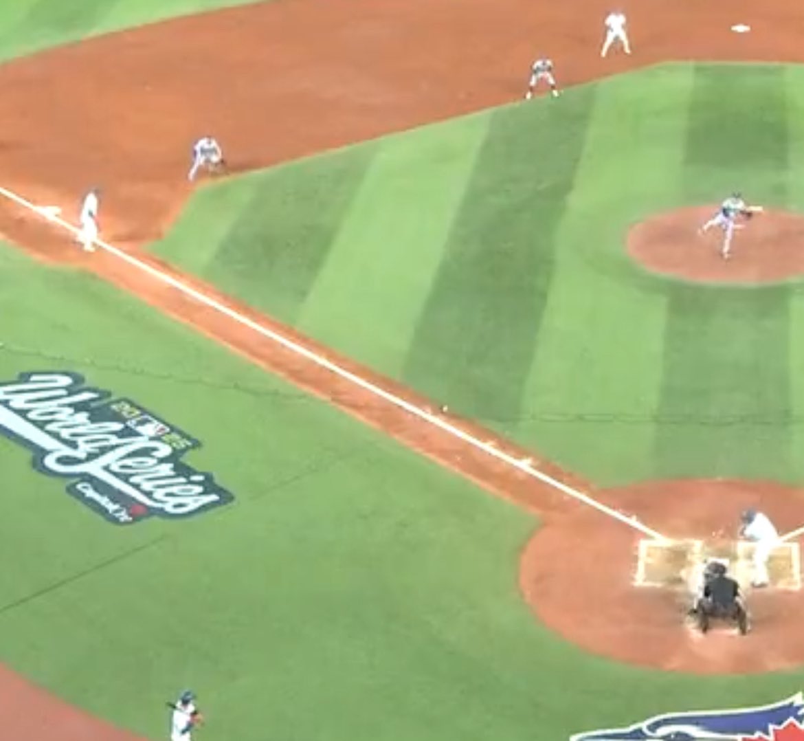 BaseballWRLD_'s tweet photo. How is IKF this close to the bag on contact????????? https://t.co/bbjbke267W