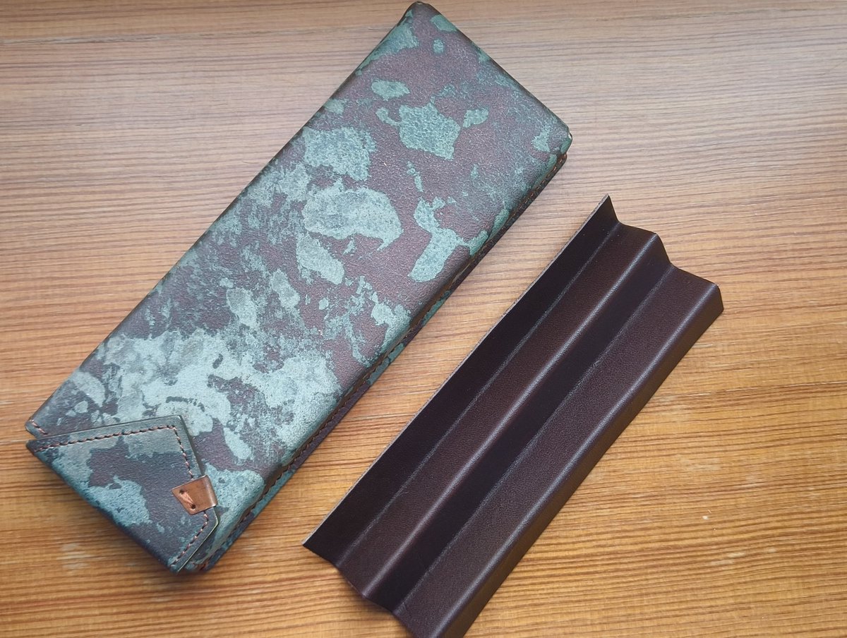 こちらのポストを見て良いなと思い、ハガキサイズのレザーと三角刀を使い仕切りを作りました。
これなら傷つけたくないペンもこのペンケースで持ち運べます。
x.com/tanikeeeen/sta…