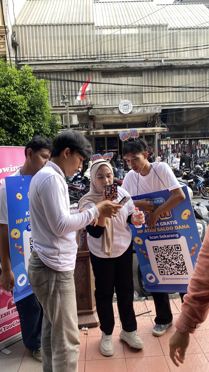 MaryaniHerm's tweet photo. Rame2 banget tadi di Blok M Square Jakarta, aku cek ternyata pada scan barcode, eh pas ikutan masuk notif dana kaget nya masuk dong , mana lumayan lagi , nanti terakhir ges, kalo nemu mas yg pake qr, samperin aja https://t.co/OFZlnUBZ6m