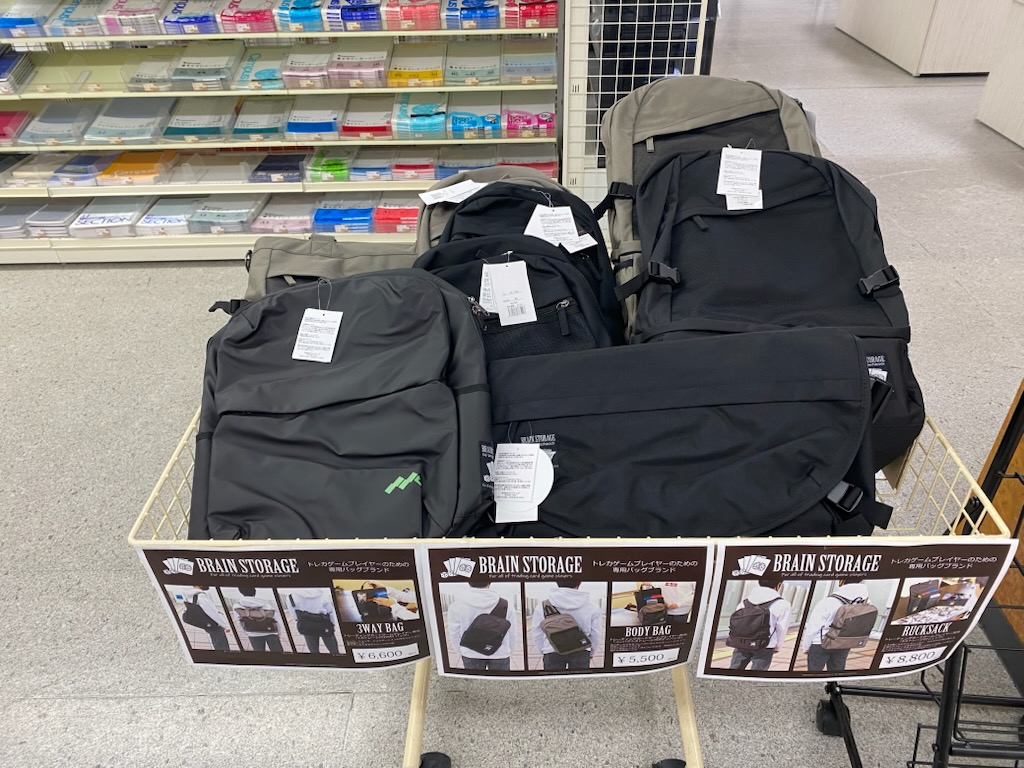Cardbox_Tsuruga's tweet photo. トレカゲームプレイヤーのための専用バッグ

『👜BRAIN STORAGE🎒』 

SuperKaBoS敦賀店でも
期間限定、数量限定での販売させていただきます✨

#ブレインストレージ 
#プロペラヘッズ

https://t.co/7QOVLSAyju https://t.co/SAzs4ixIVu