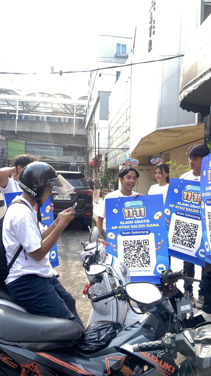 LibriansyahAr's tweet image. Dana keren bgt , bagi2 daget tadi di Blok M Square Jakarta, kesian mas2 nya di keroyok orang yg mau pada scan barcode nya , untung aku dapet hehe