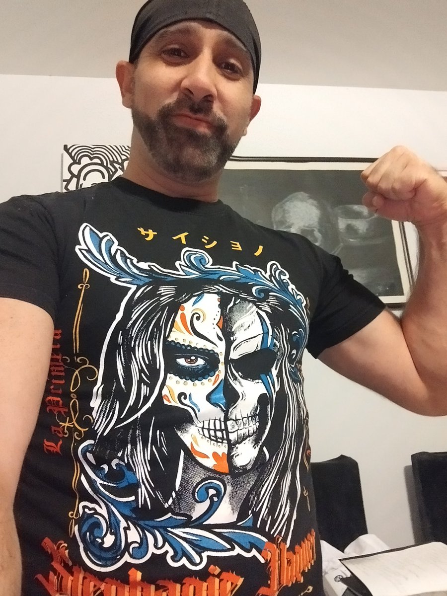 danyhiphopman's tweet photo. Día de Muertos en México, hay que salir con la mejor remera @Steph_Vaquer #StephanieVaquer #Vaquer #LaPrimera #DiaDeMuertos https://t.co/dQnmt2kcJm