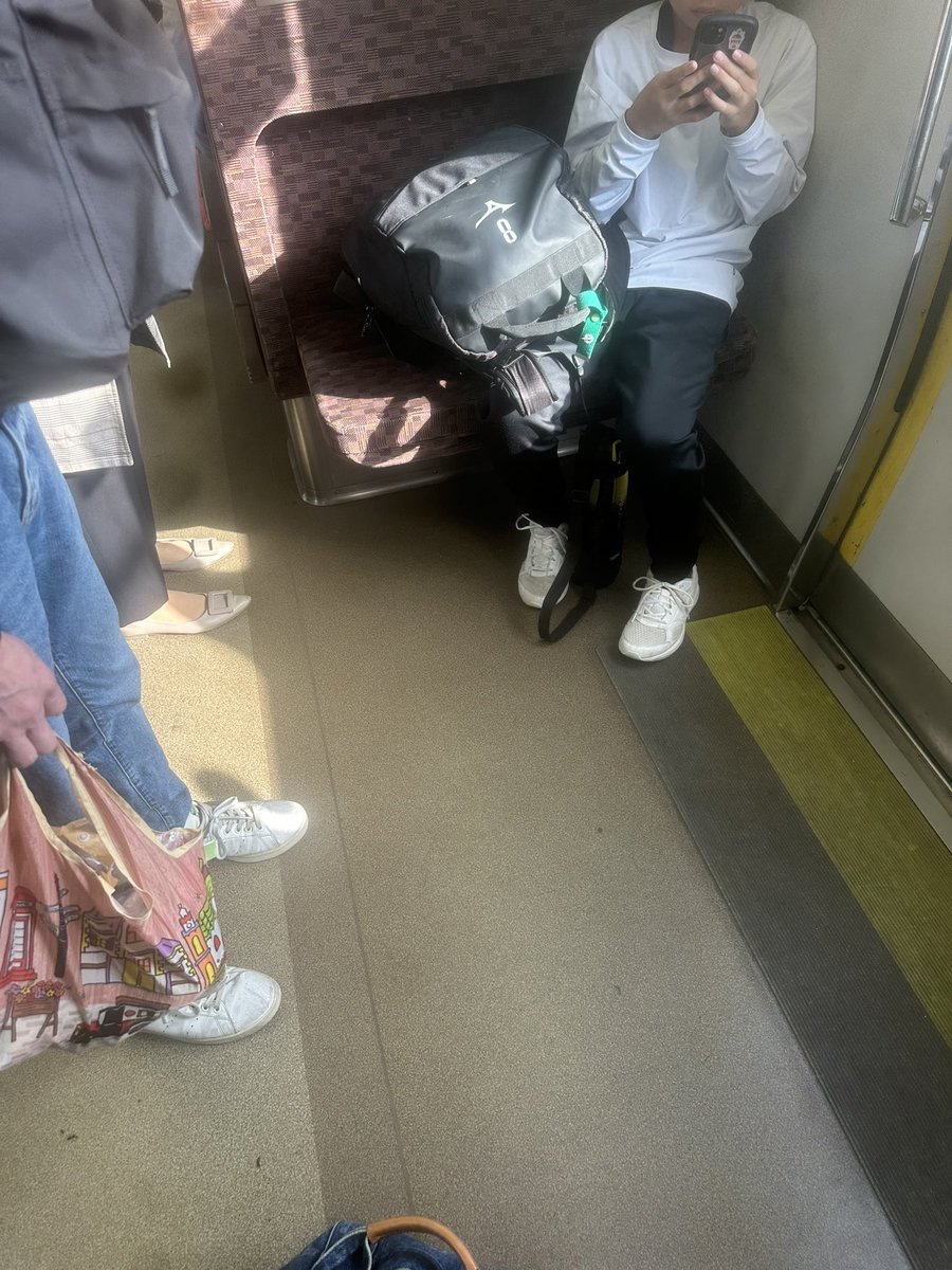 小学5年生ぐらいかな、、、

二人席に荷物を置かない教育なんてしないものかね？

これ普通なんかな？