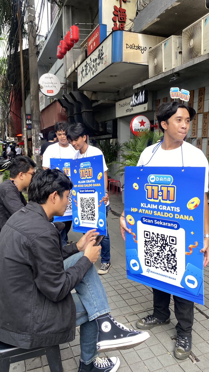 KhusnulHi's tweet photo. Di blok M Square Jakarta tadi rame bgt guys , ada abang2 baju nya gambar QR, bisa di scan , aku scan dapet saldo dana kaget bgt wkwk https://t.co/KFCZECNKzf