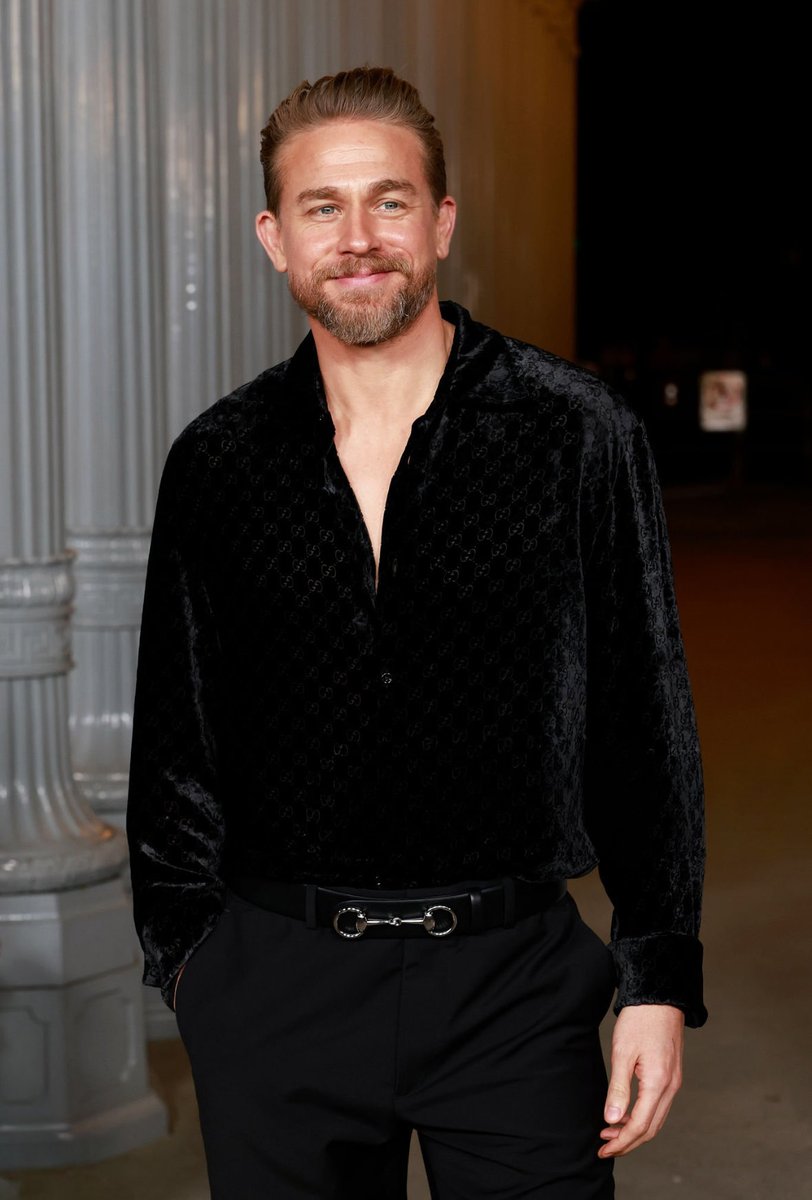thehandhhub's tweet image. Looking incredible at the LACMA Gala tonight. Charlie Hunnam— the man you are. 🖤😮‍💨
#charliehunnam #soa #sonsofanarchy #edgein