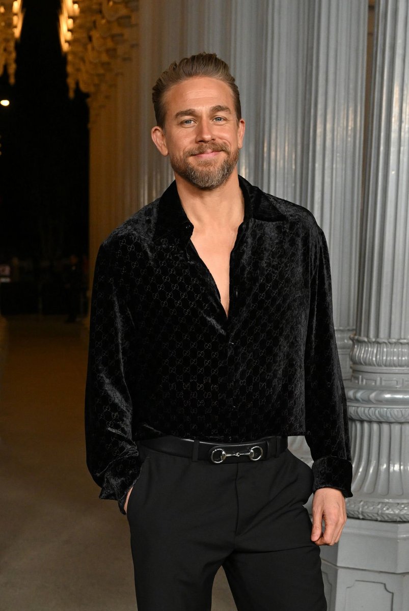 thehandhhub's tweet image. Looking incredible at the LACMA Gala tonight. Charlie Hunnam— the man you are. 🖤😮‍💨
#charliehunnam #soa #sonsofanarchy #edgein