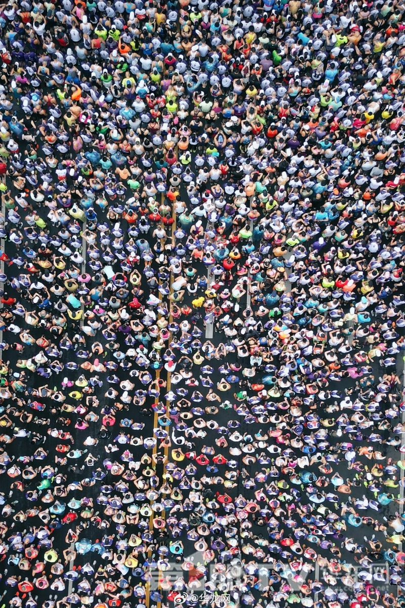iChongqing_CIMC's tweet photo. Changjiahui Half Marathon took place at one of the most beautiful PB courses where 15000 participants could enjoy stunning cityscapes while raced toward their bests. #Marathon #sports #sport https://t.co/CM72NvJAsG