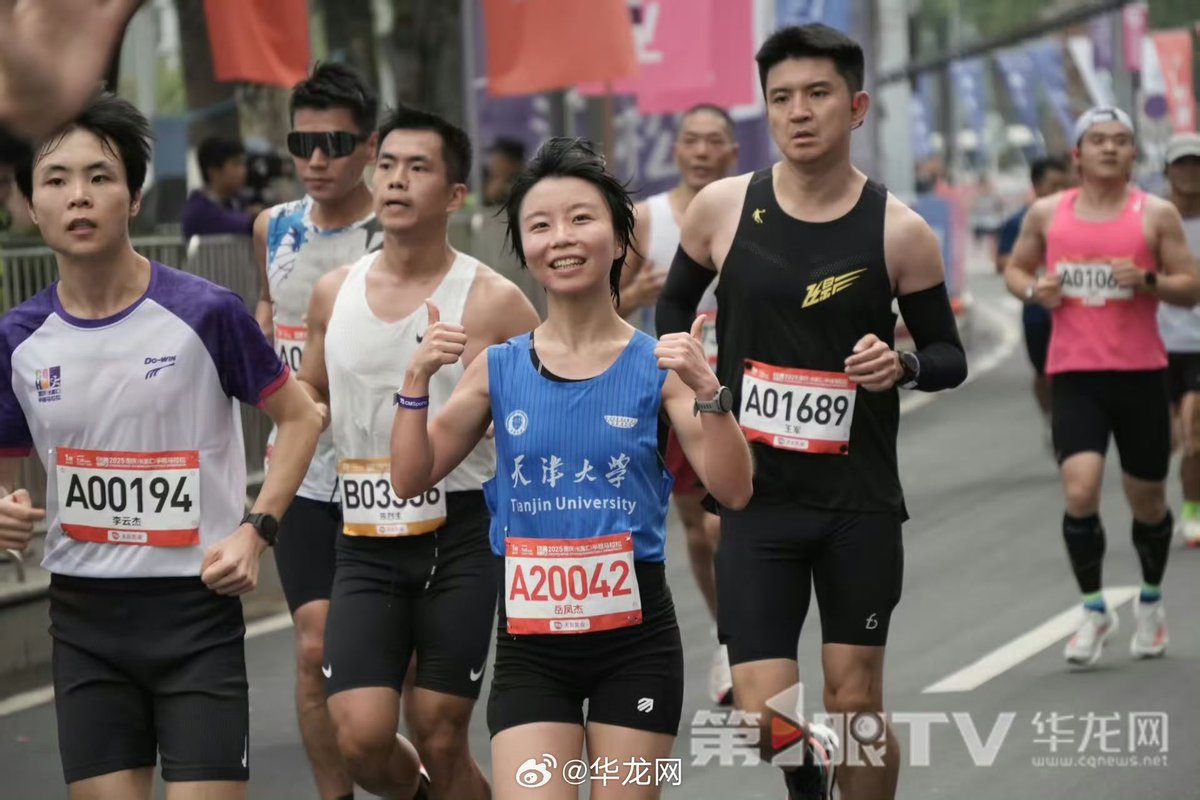 iChongqing_CIMC's tweet photo. Changjiahui Half Marathon took place at one of the most beautiful PB courses where 15000 participants could enjoy stunning cityscapes while raced toward their bests. #Marathon #sports #sport https://t.co/CM72NvJAsG