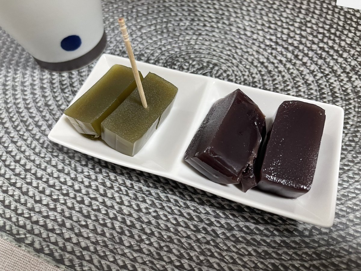 m_shinya80's tweet image. コレが
ヴィーガンだろうとイスラム教徒だろうと
ありとあらゆる宗教や主義者でも問題なく食べれるという

日本の伝統菓子

羊羹「ようかん」

です