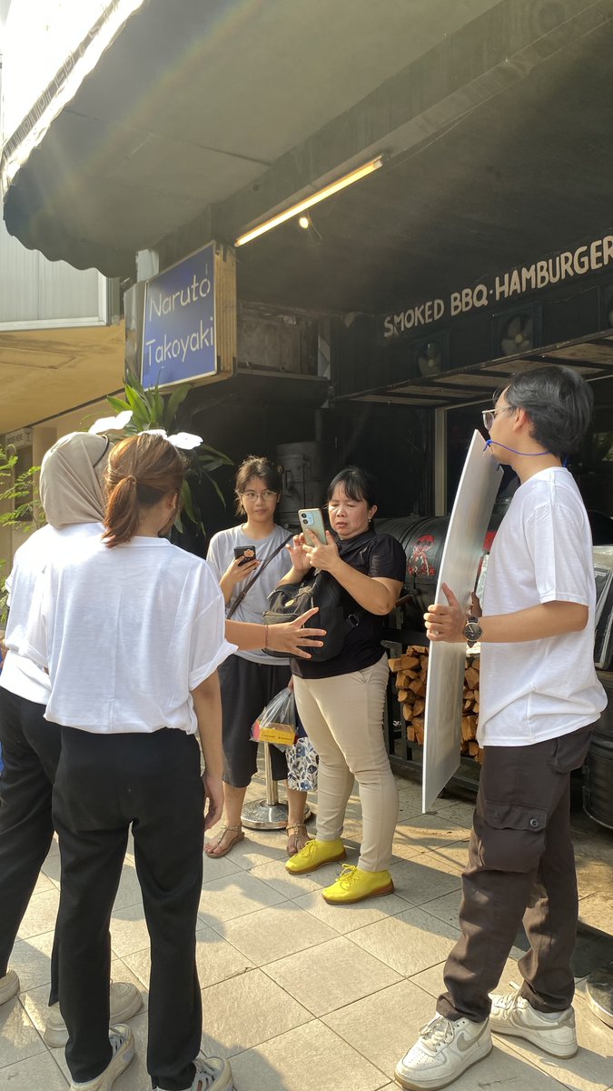 rinagunahd's tweet photo. Guys aku baru dapet daget dari scan ini 😭 nanti sempetin nyari mereka yg pake baju ada qrnya di Blok M Square Jakarta, langsung aja scan barcode-nya siapa tau masih keburu dapet juga 🤑 https://t.co/ErrFICCikC
