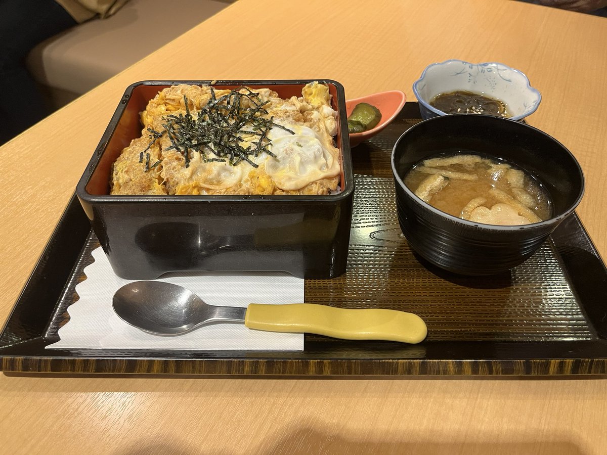 tabi_asia's tweet photo. 2025/11/02のランチ🍽️
🥢ロースかつ御膳
🥢カツ重みそ汁セット→ものぐさ妻の注文

#和食楽庵イオン那覇店 は、組み合わせを選べるメニューが豊富で楽しい😃でも、選ぶまでかなり時間が必要でした。
ということで、いただきます🙏

#ものぐさ夫婦のブログ #ものぐさ旅食べ https://t.co/c18W19MVR8