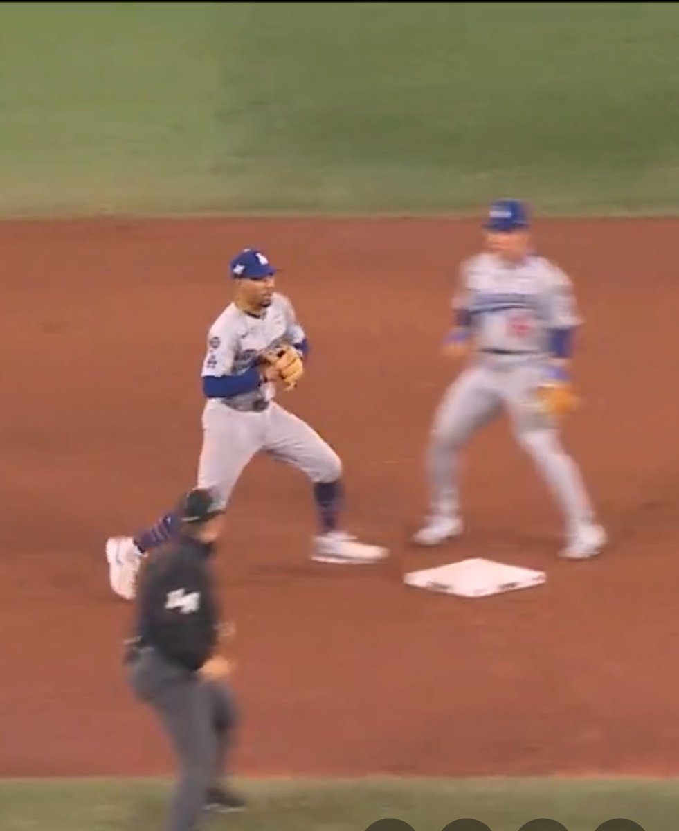 ImKwechi's tweet photo. @MLB @Dodgers @budweiserusa How is this not a travel??? https://t.co/NgjBFBUA8k