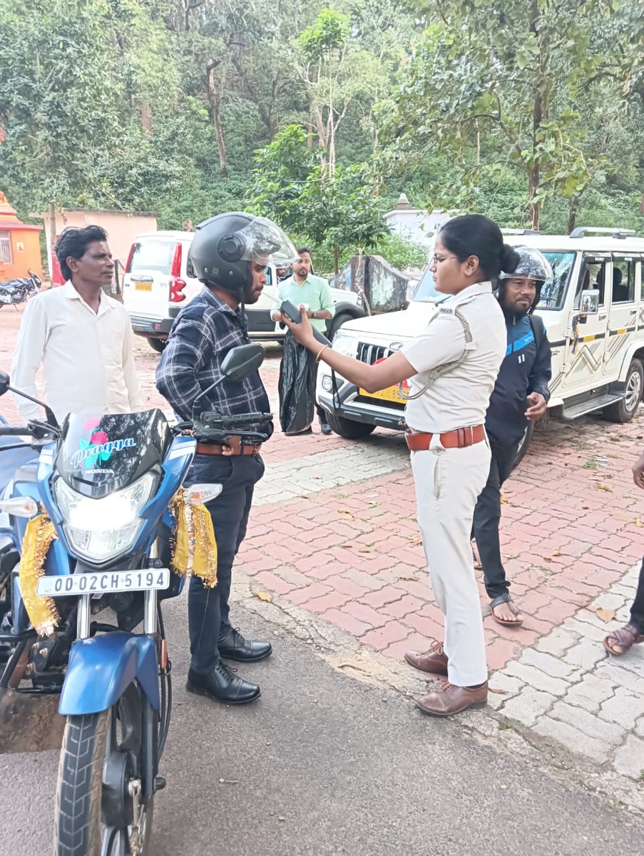 On the Observation of Zero Fatality Fortnight from 01-Nov-25 to 15-Nov-25, today Joint checking with K.nuagaon PS and Daringbadi PS.
<a href="/STAOdisha/">State Transport Authority, Odisha</a>,<a href="/DMKandhamal/">Collector Kandhamal</a> <a href="/spkandhamal/">SP KANDHAMAL</a>