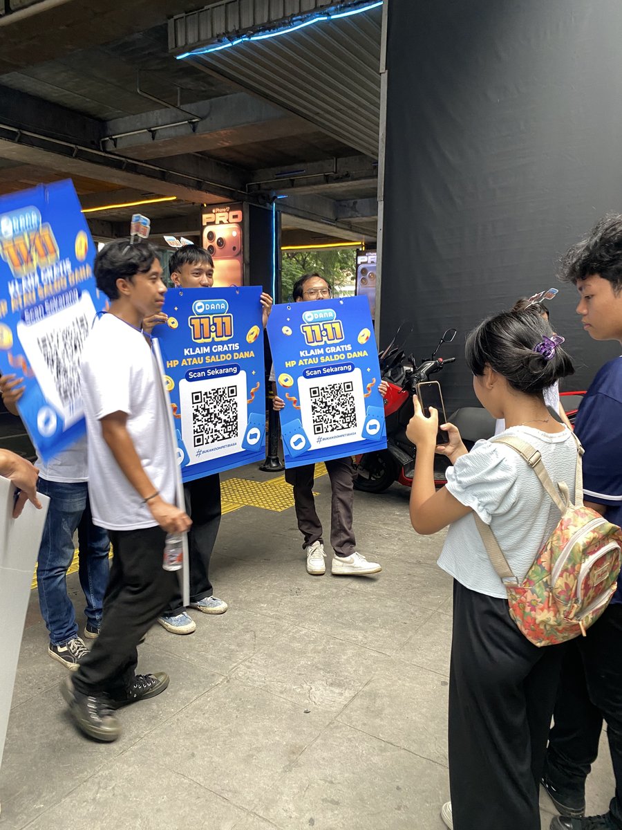 marshada02's tweet photo. Seru bgt tadi di Blok M Square Jakarta, pada semangat buat scan barcode di baju mas2 nya , aku dapet dana kaget juga Mayan bgt 😭😭 https://t.co/iADCKd8xcb