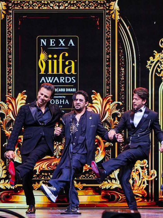 vivekoberoi's tweet image. Many people have power but very few use it to empower. And that’s why he is King Khan- the man who has a heart of gold so big, it can contain the entire world.
I’m one of the lucky ones to be able to call Shah bhai a friend, and for me, he will always be someone who inspires me…