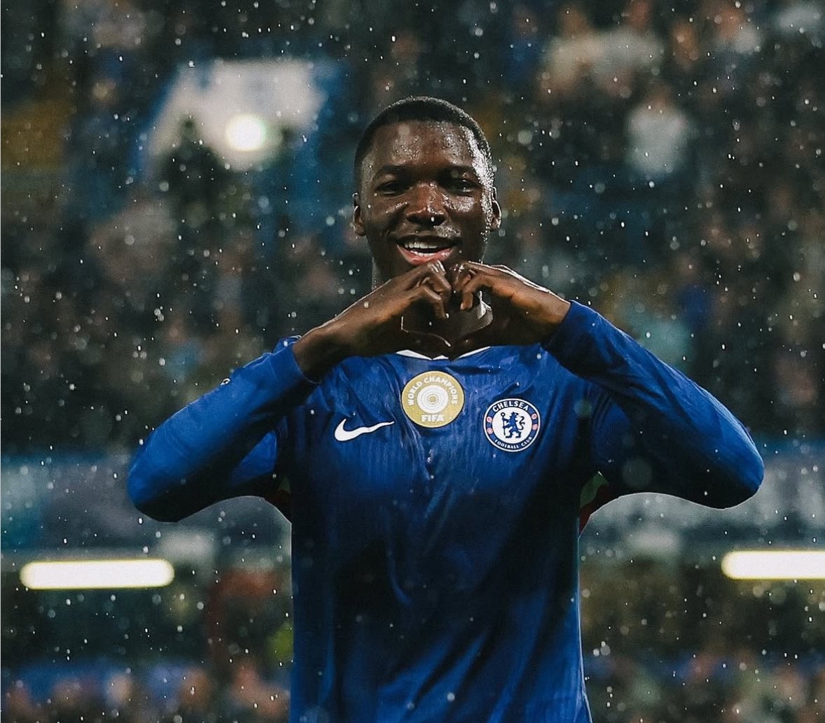 DECLAN RICE gives a masterclass. ARSENAL fans go on and praise him for the good game he had.

MOISE CAICEDO plays a decent game. CHELSEA fans start comparing him to Rice.

Levels!