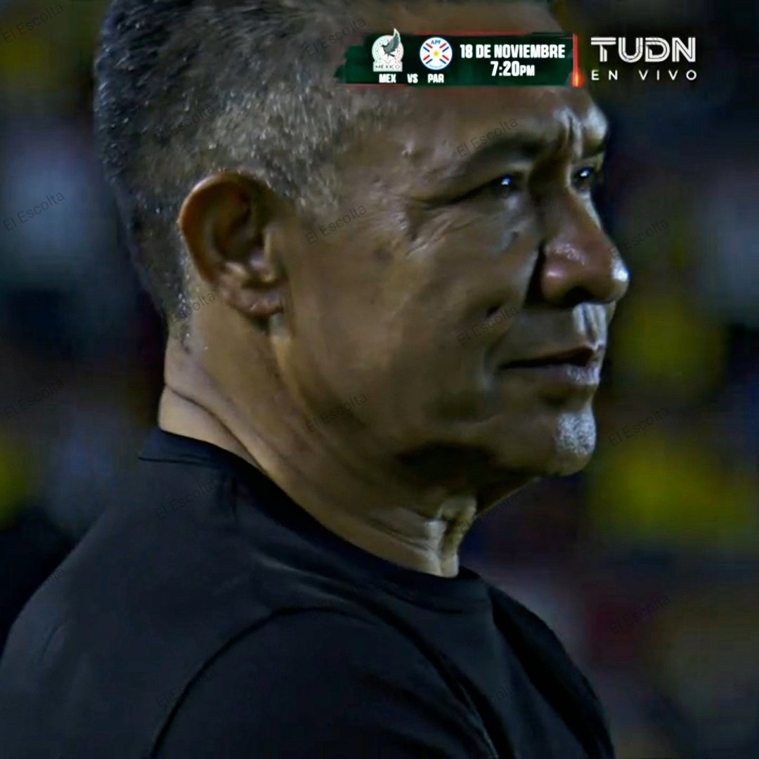 el impulso masculino de sonreír cuando todo va mal.