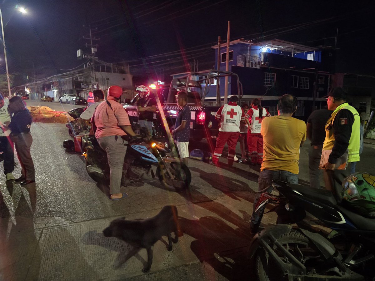 #SabiasQue Esta noche #CruzRojaTabasco continúa prestando auxilio y asistencia a los tabasqueños que visitan los panteones para la tradicional quema de velas, mientras que a través del 9-1-1 también se encuentran respondiendo a diversas emergencias de la ciudad #AyudarNosMueve
