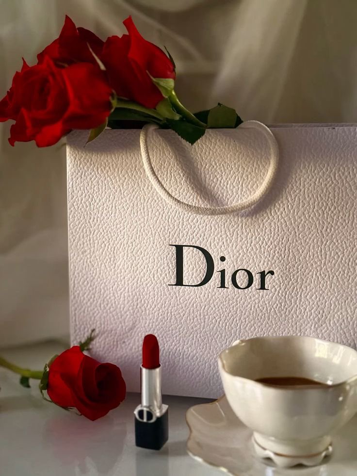 أنيقة حتى في كلامها ، حُروفها ترتدي الرِقه …

🎼♥️