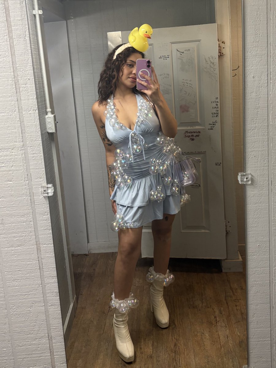 chynafromindy's tweet photo. my best last minute DIY costume ever 🫧🛁 https://t.co/710NHQwP47