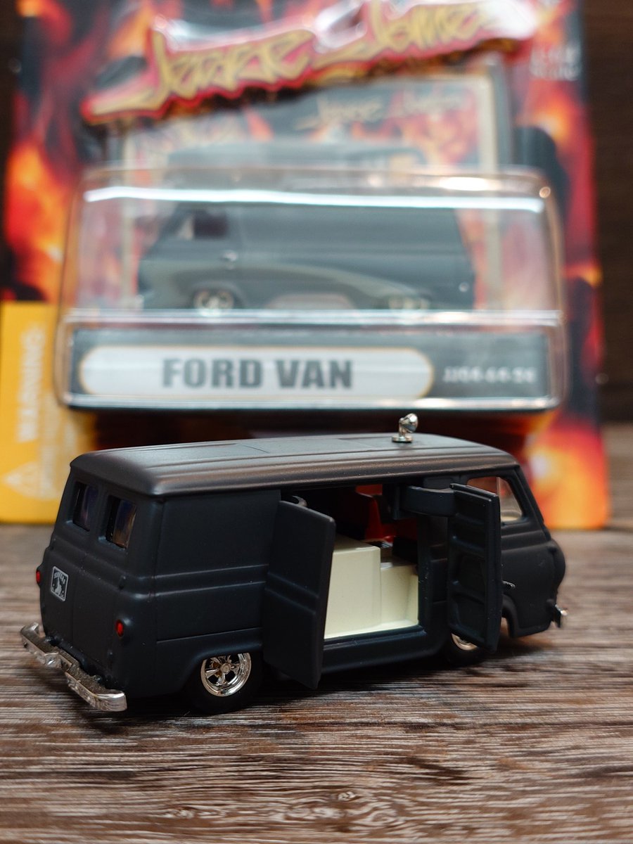 yasuoSu70339660's tweet photo. WESTCOAST CHOPPERS
Jesse James
FORD VAN
2004年、発売のミニカー
車高調整ギミックは斬新だった✨
Y🤫
#wesrcoastchoppers
#Funline
#Action
#Fordvan https://t.co/2emsvr94gm