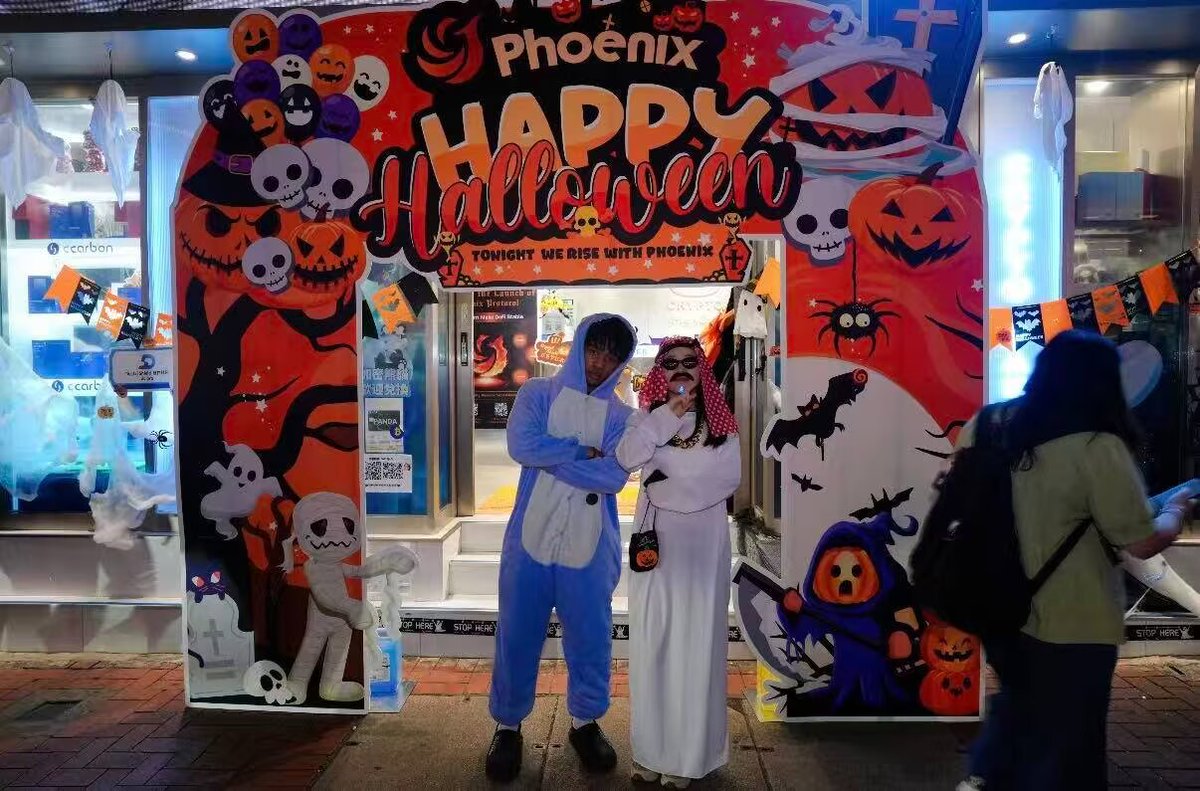 Crypto77qi's tweet image. 🎃 @Phnx_fi 万圣节狂欢夜 | 铸刻幸运，燃动收益盛宴
✨ 铸刻你的幸运・点燃你的收益

当南瓜灯映亮城市夜空，当神秘氛围席卷香港街头，一场属于 Web3 爱好者的狂欢盛宴即将启幕 ——Phoenix…