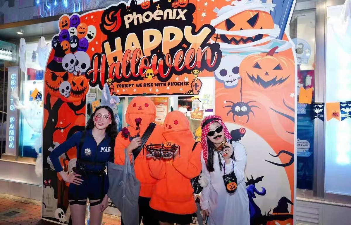 Crypto77qi's tweet image. 🎃 @Phnx_fi 万圣节狂欢夜 | 铸刻幸运，燃动收益盛宴
✨ 铸刻你的幸运・点燃你的收益

当南瓜灯映亮城市夜空，当神秘氛围席卷香港街头，一场属于 Web3 爱好者的狂欢盛宴即将启幕 ——Phoenix…