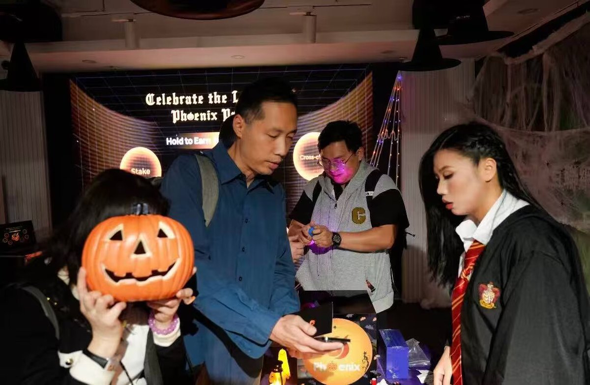 Crypto77qi's tweet image. 🎃 @Phnx_fi 万圣节狂欢夜 | 铸刻幸运，燃动收益盛宴
✨ 铸刻你的幸运・点燃你的收益

当南瓜灯映亮城市夜空，当神秘氛围席卷香港街头，一场属于 Web3 爱好者的狂欢盛宴即将启幕 ——Phoenix…