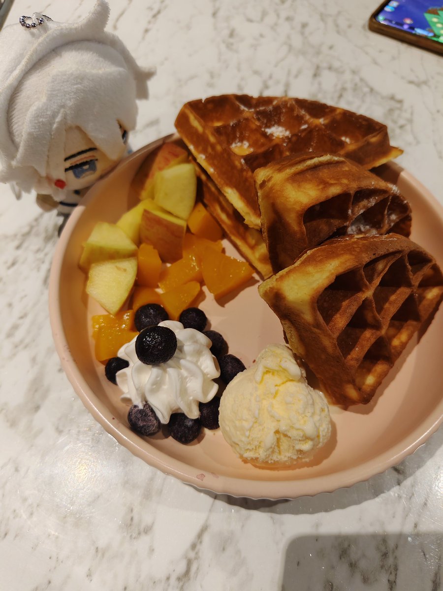 pearlskating's tweet photo. 在紳夜時分太害怕（大概是這樣看到好多人都在-> 慌...抖-> 快逃）但是非常感謝主辦的熱情！我有感受到就是...人太多會怕😅
#紳夜時分
還有打卡看到燈箱的美貌只能狂拍猛拍一頓狂拍！
#Timaeversary2025
小樽咖啡的部分很喜歡整個佈景跟陪吃的小動物們了！！
#Timaeus_365 

拖超久才發文（跪） https://t.co/raHOOGQvkP