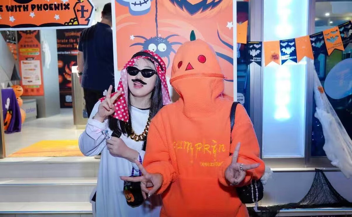 Crypto77qi's tweet image. 🎃 @Phnx_fi 万圣节狂欢夜 | 铸刻幸运，燃动收益盛宴
✨ 铸刻你的幸运・点燃你的收益

当南瓜灯映亮城市夜空，当神秘氛围席卷香港街头，一场属于 Web3 爱好者的狂欢盛宴即将启幕 ——Phoenix…