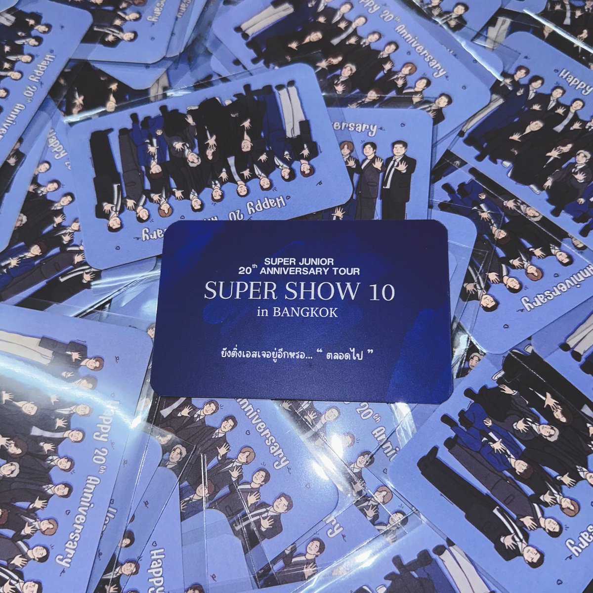 #SS10inBKK มีของมาเพิ่มค้าบ~ น้องเป็นโฟโต้การ์ดค่อนข้างจะแข็งแรง แจกคู่กันไปเลยทั้งโฟโต้การ์ดและโฟโต้คีย์ริง (1 คนได้รับทั้ง 2 ชิ้นเลย ไม่งงกันเนอะ 😂)

🇹🇭 โชว์บัตรอะไรก็ได้ที่ยืนยันว่าเป็นคนไทย
💙 พิ้ๆมารับน้องกันด้วยนะคับ น้องอยากไปอยู่ด้วยฮะ 🥹

🙇🏻‍♀️ งานปริ้นจากร้าน #siripatx24