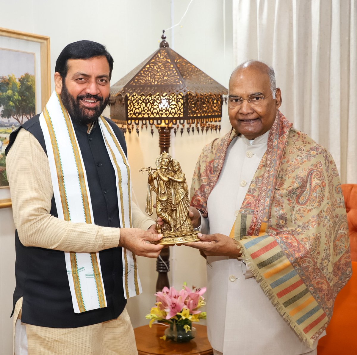 NayabSainiBJP's tweet image. नई दिल्ली में भारत के पूर्व राष्ट्रपति आदरणीय श्री @ramnathkovind जी से शिष्टाचार भेंट की। 

उनका स्नेहपूर्ण सान्निध्य एवं देश की प्रगति और समाज कल्याण से जुड़े विभिन्न विषयों पर मार्गदर्शन अत्यंत उत्साहवर्धक रहा।