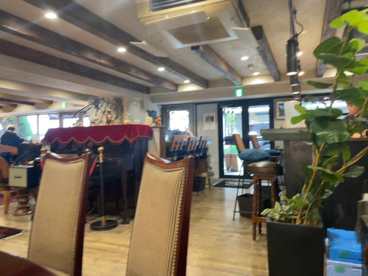 3rd_poetry's tweet photo. 11/9(日)は、ポエトリーリーディング サードフロアへ、ぜひ！
今回の会場のカフェ・ポート・グラスゴーには、美味しい地ビール「こまごめ村エール」が。
今回の会場は1階で、外から中を覗けて、パリで行ったオープンマイク会場に、どこか似てて。出たり入ったり、自由に動き、交わり…そんなひと時に。 https://t.co/3N7u7SXZ6k