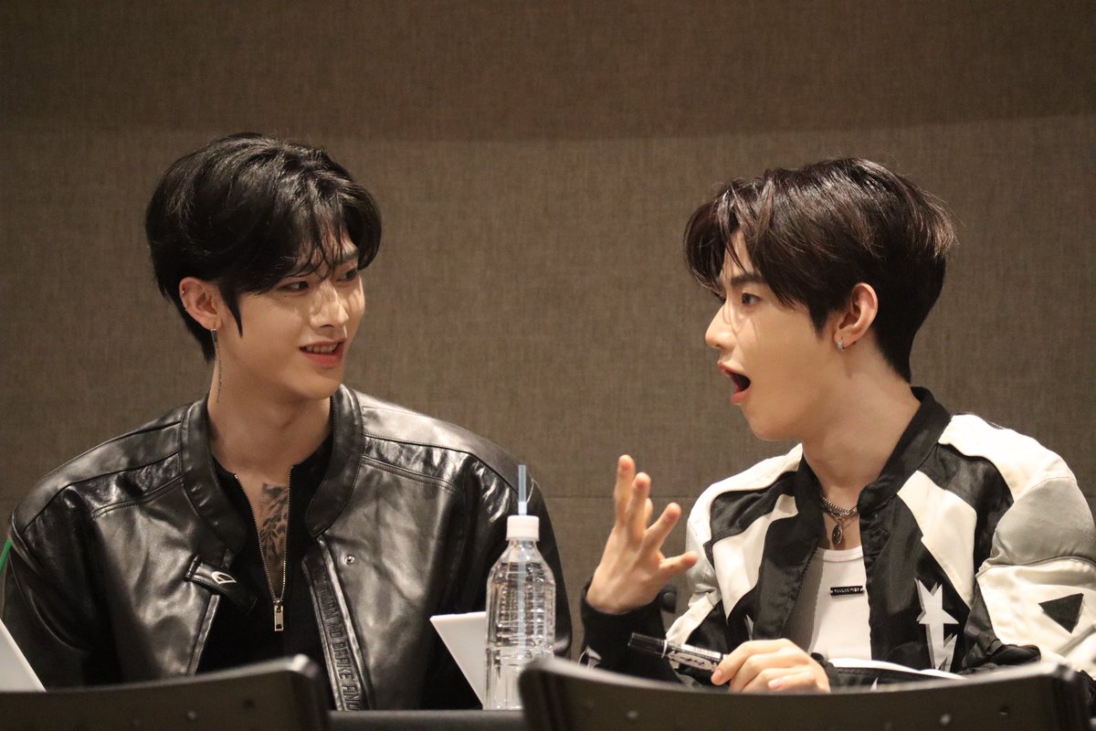 251102 ICONIK 全員プレミアムサイン会

サイン会始まる前にハオリキ会話しててほんと可愛い😭💘

 #ZEROBASEONE  #ZB1  #RICKY  #ZHANGHAO #하오리키  #ハオリキ