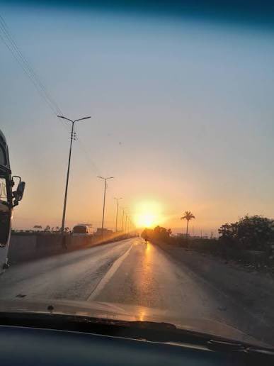 ما أروع أن يمتلك الإنسان تلك القوّة الخفيّة التي تُعينه على أن يبدأ من جديد، بعد أن تنكسر فيه مواسمُ الفرح، وتتساقطَ أوراقُ الأيامِ حُزناً وألماً. إنّها القدرةُ التي يُلهمها الله لقلوبٍ أنهكتها العواصف، فلمّا ظنّت أنّها انتهت، أشرقت فيها أنوارُ الرحمة من جديد.

#صباح_الخير