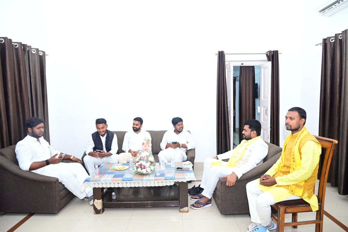 Nirajgupta9452's tweet image. आज बड़े भईया आदरणीय अरविंद राजभर जी
से सर्किट हाउस, देवरिया में शिष्टाचार भेंट हुई।
इस दौरान हमारे बड़े भईया, प्रदेश अध्यक्ष शिखर गुप्ता जी भी साथ रहे।
#ArvindRajbhar #ShikharGupta #SuheldevBharatiyaSamajParty #Deoria #Salempur #SalempurKings👑 #Teamwork #Inspiration #Respect