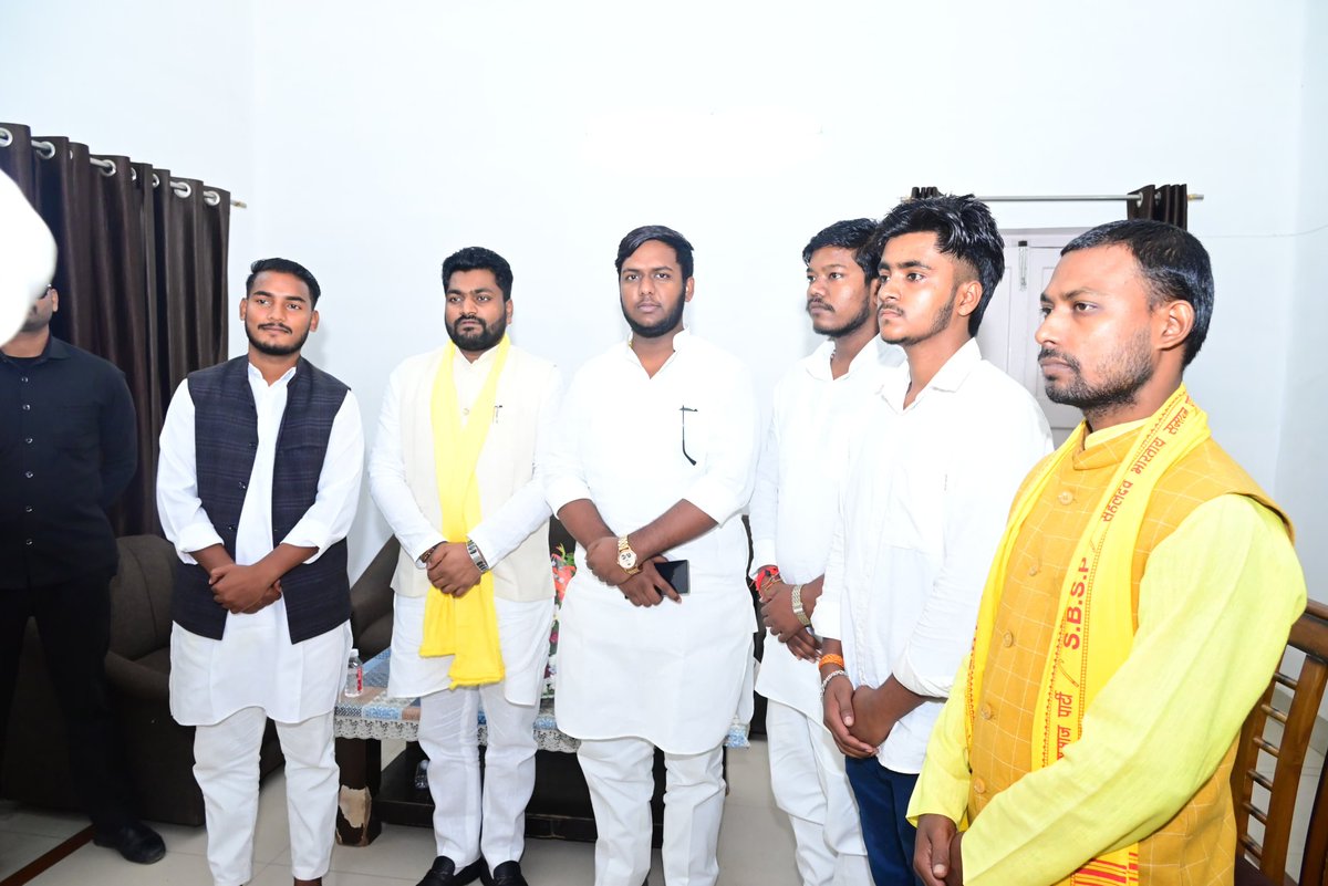 Nirajgupta9452's tweet image. आज बड़े भईया आदरणीय अरविंद राजभर जी
से सर्किट हाउस, देवरिया में शिष्टाचार भेंट हुई।
इस दौरान हमारे बड़े भईया, प्रदेश अध्यक्ष शिखर गुप्ता जी भी साथ रहे।
#ArvindRajbhar #ShikharGupta #SuheldevBharatiyaSamajParty #Deoria #Salempur #SalempurKings👑 #Teamwork #Inspiration #Respect