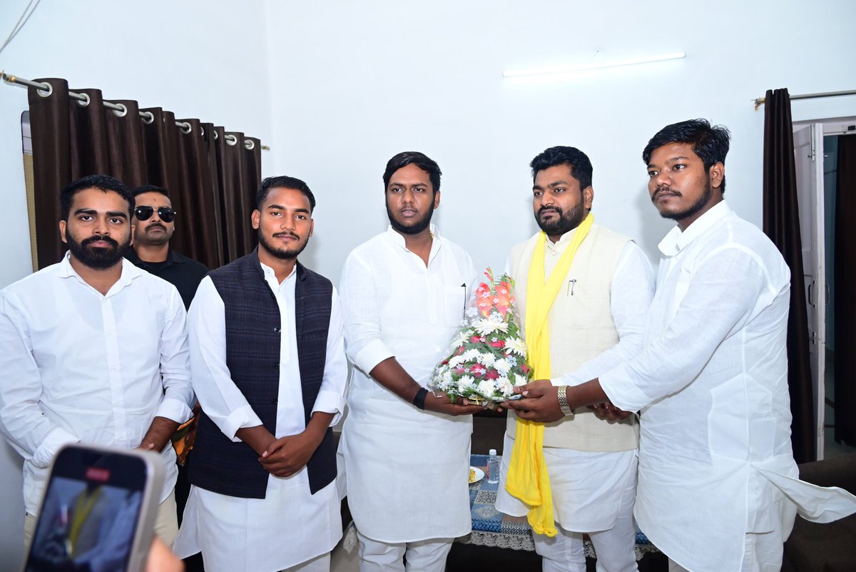 Nirajgupta9452's tweet image. आज बड़े भईया आदरणीय अरविंद राजभर जी
से सर्किट हाउस, देवरिया में शिष्टाचार भेंट हुई।
इस दौरान हमारे बड़े भईया, प्रदेश अध्यक्ष शिखर गुप्ता जी भी साथ रहे।
#ArvindRajbhar #ShikharGupta #SuheldevBharatiyaSamajParty #Deoria #Salempur #SalempurKings👑 #Teamwork #Inspiration #Respect