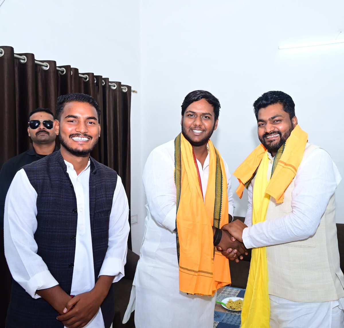 Nirajgupta9452's tweet image. आज बड़े भईया आदरणीय अरविंद राजभर जी
से सर्किट हाउस, देवरिया में शिष्टाचार भेंट हुई।
इस दौरान हमारे बड़े भईया, प्रदेश अध्यक्ष शिखर गुप्ता जी भी साथ रहे।
#ArvindRajbhar #ShikharGupta #SuheldevBharatiyaSamajParty #Deoria #Salempur #SalempurKings👑 #Teamwork #Inspiration #Respect