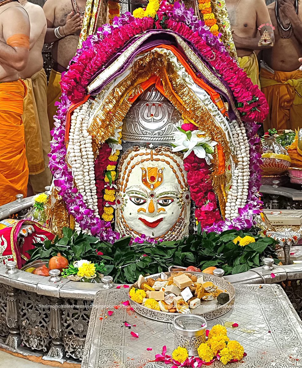 PSModran's tweet image. 🚩सौराष्ट्रे सोमनाथं च श्रीशैले मल्लिकार्जुनम् ।
उज्जयिन्यां महाकालम्ॐकारममलेश्वरम् ॥🚩
🚩परल्यां वैद्यनाथं च डाकिन्यां भीमाशंकरम् ।
सेतुबंधे तु रामेशं नागेशं दारुकावने ॥🚩
🚩वाराणस्यां तु विश्वेशं त्र्यंबकं गौतमीतटे ।
हिमालये तु केदारम् घुश्मेशं च शिवालये ॥🚩
🌸हर हर महादेव 🌸